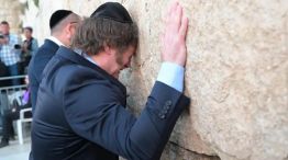 El presidente Javier Milei en el Muro de los Lamentos.