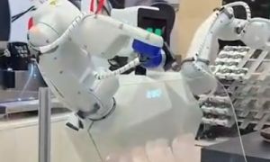 El robot cafetero del Abasto Shopping.