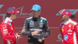Russell con Leclerc y Hamilton, luego de la victoria del piloto de Mercedes en el Sprint de China.