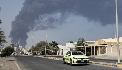 El humo de este sábado en Fuyaira, en Emiratos Arabes Unidos.