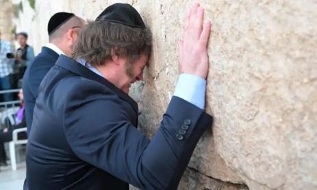 El presidente Javier Milei en el Muro de los Lamentos.