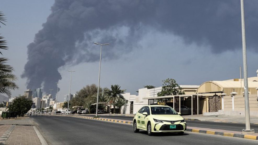 El humo de este sábado en Fuyaira, en Emiratos Arabes Unidos.