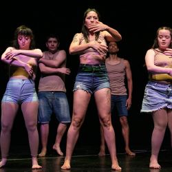 "Pulsión de un cuerpo habitado" reúne a intérpretes con discapacidad en una creación coreográfica que indaga en el deseo, la identidad y la libertad, y se inscribe en el creciente impulso del arte inclusivo. | Foto:Ale Carmona