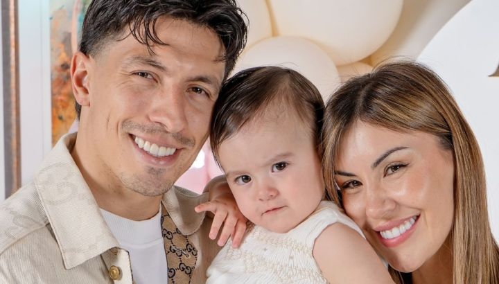 La tierna fiesta de cumpleaños de Aurora, la hija de Lisandro Martínez: flores, osos de peluche y mensajes de la Scaloneta