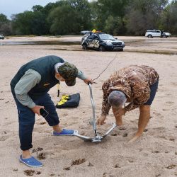 Cómo funciona el ancla de recuperación off road. Una herramienta necesaria cuando no hay de donde sujetar el cable del malacate.