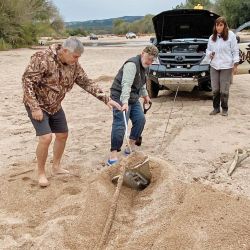 Cómo funciona el ancla de recuperación off road. Una herramienta necesaria cuando no hay de donde sujetar el cable del malacate.