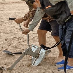 Cómo funciona el ancla de recuperación off road. Una herramienta necesaria cuando no hay de donde sujetar el cable del malacate.