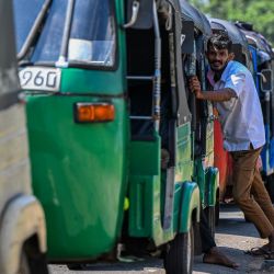 Conductores hacen fila para repostar sus mototaxis en una gasolinera de Biyagama, en las afueras de Colombo. En Sri Lanka, las autoridades aumentaron los precios del GLP en un ocho por ciento, un día después de haber incrementado los precios de los combustibles en un porcentaje similar. | Foto:ISHARA S. KODIKARA / AFP