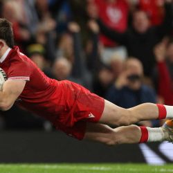 El apertura galés Dan Edwards se lanza sobre la línea de ensayo para anotar el cuarto try de su selección durante el partido internacional de rugby union del Seis Naciones entre Gales e Italia en el Principality Stadium de Cardiff, al sur de Gales. | Foto:Adrian Dennis / AFP