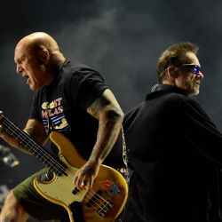El bajista Flavio Cianciarulo y el cantante Vicentico, de la banda argentina Los Fabulosos Cadillacs, se presentan en el escenario durante el Festival de Música Vive Latino en el autódromo Hermanos Rodríguez de la Ciudad de México. | Foto:Rodrigo Oropeza / AFP