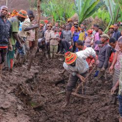 Residentes excavan en el lugar de un deslizamiento de tierra en Mazo Doysa, en el distrito de Gacho Baba, en la zona de Gamo. El Parlamento de Etiopía declaró tres días de luto nacional ese mismo día, al tiempo que el número de muertos por inundaciones y deslizamientos de tierra en la región sureña de Gamo ascendía a 80, con muchos desaparecidos. Las lluvias torrenciales de esta semana en la remota zona de Gamo han causado una destrucción masiva. | Foto:Yaekob Geja / AFP