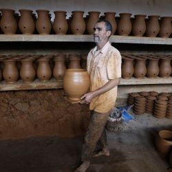 Un artesano trabaja en la elaboración de cerámica tradicional en una fábrica de Rabat, Marruecos. | Foto:Abdel Majid Bziouat / AFP
