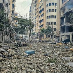 Un hombre y su perro caminan entre los escombros de un edificio en el lugar de un ataque aéreo israelí en Haret Hreik, un suburbio al sur de Beirut. Líbano está trabajando para formar una delegación que negocie con Israel para detener la guerra con Hezbolá, respaldado por Irán, según declaró un funcionario a la AFP, aunque Israel no se ha comprometido con la iniciativa. | Foto:AFP