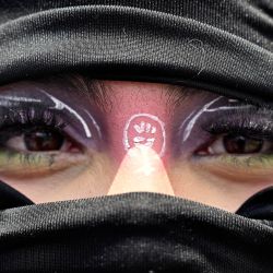 Una mujer enmascarada participa en una marcha para conmemorar el Día Internacional de la Mujer en Bogotá, Colombia. | Foto:DIANA SÁNCHEZ / AFP