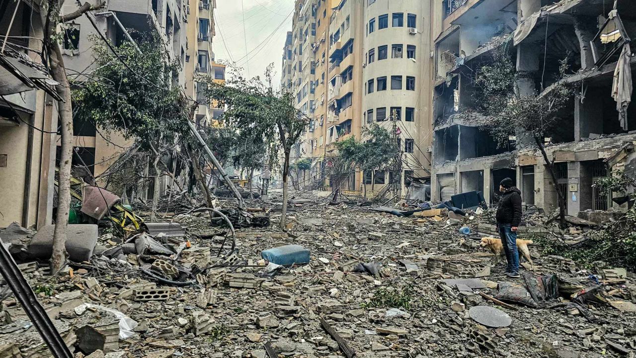 Un hombre y su perro caminan entre los escombros de un edificio en el lugar de un ataque aéreo israelí en Haret Hreik, un suburbio al sur de Beirut. Líbano está trabajando para formar una delegación que negocie con Israel para detener la guerra con Hezbolá, respaldado por Irán, según declaró un funcionario a la AFP, aunque Israel no se ha comprometido con la iniciativa. | Foto:AFP