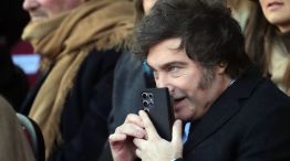 Javier Milei usando el celular en un acto