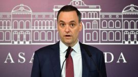 Manuel Adorni apuntó a la interna libertaria por la filtración del vuelo privado