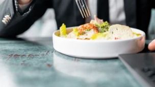 El 61% de los asalariados se saltea comidas.