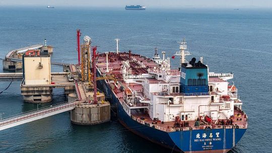 El petróleo cede hacia los 100 dólares por la expectativa de un acuerdo entre Estados Unidos e Irán