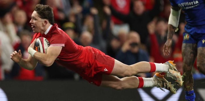 El apertura galés Dan Edwards se lanza sobre la línea de ensayo para anotar el cuarto try de su selección durante el partido internacional de rugby union del Seis Naciones entre Gales e Italia en el Principality Stadium de Cardiff, al sur de Gales.