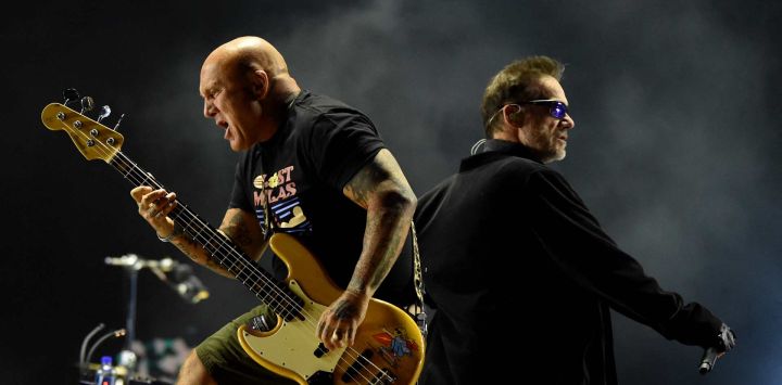 El bajista Flavio Cianciarulo y el cantante Vicentico, de la banda argentina Los Fabulosos Cadillacs, se presentan en el escenario durante el Festival de Música Vive Latino en el autódromo Hermanos Rodríguez de la Ciudad de México.