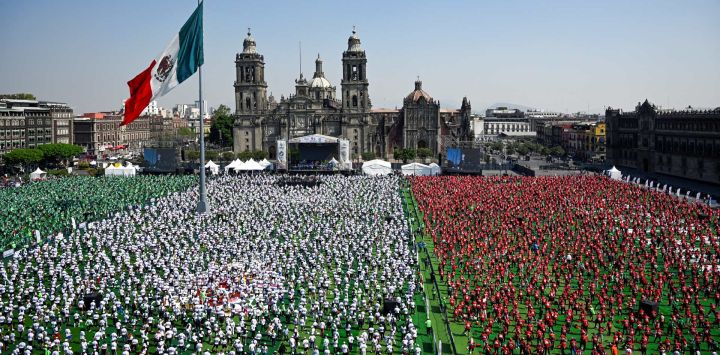 Esta vista aérea muestra a miles de asistentes a una clínica de fútbol de primer nivel en la plaza del Zócalo de la Ciudad de México, con el objetivo de establecer un nuevo récord mundial Guinness.