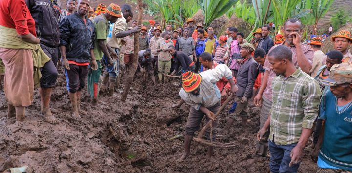 Residentes excavan en el lugar de un deslizamiento de tierra en Mazo Doysa, en el distrito de Gacho Baba, en la zona de Gamo. El Parlamento de Etiopía declaró tres días de luto nacional ese mismo día, al tiempo que el número de muertos por inundaciones y deslizamientos de tierra en la región sureña de Gamo ascendía a 80, con muchos desaparecidos. Las lluvias torrenciales de esta semana en la remota zona de Gamo han causado una destrucción masiva.