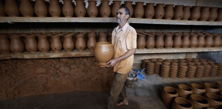 Un artesano trabaja en la elaboración de cerámica tradicional en una fábrica de Rabat, Marruecos.