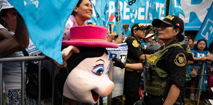 Una simpatizante con una máscara de cerdo hace un gesto mientras espera la llegada del candidato presidencial peruano Rafael López Aliaga, del partido Renovación Popular, a un mitin en el distrito de San Juan de Lurigancho, en las afueras de Lima. Perú celebrará elecciones presidenciales el 12 de abril de 2026.