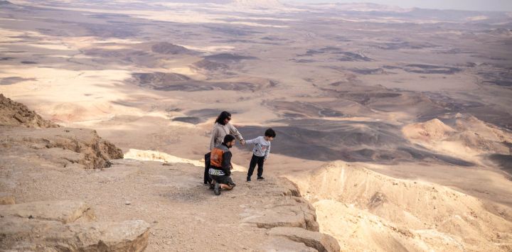 Visitantes contemplan las vistas del cráter Ramón en Mitzpe Ramón. Mientras las sirenas antiaéreas anuncian la presencia de misiles iraníes en gran parte de Israel, los residentes de las ciudades más grandes han abarrotado el pequeño balneario de Mitzpe Ramón en busca de tranquilidad. Encaramado en los acantilados sobre un cráter de arena y roca de 40 kilómetros de longitud, el pueblo de 5.000 habitantes se ha visto inundado de visitantes que han reservado hoteles y apartamentos de alquiler. El ayuntamiento local afirma que el número de visitantes ha aumentado un 80% con respecto a la media, con unas 2.000 personas que se han instalado en Mitzpe Ramón.