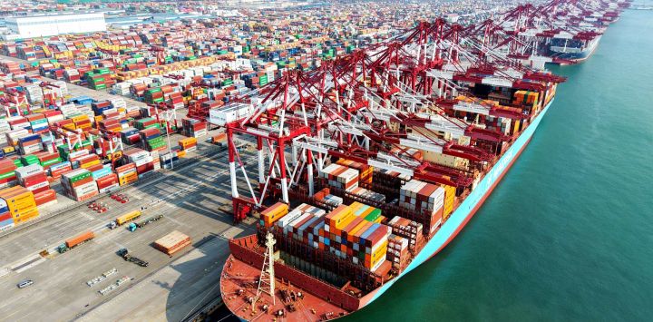 Vista aérea tomada con un dron del Puerto de Qingdao, en Qingdao, en la provincia de Shandong, en el este de China. El comercio exterior de China ha tenido un sólido comienzo este año con un crecimiento de dos dígitos en el valor total del intercambio de bienes, que aumentó un 18,3 por ciento interanual en el período enero-febrero, según los últimos datos oficiales.