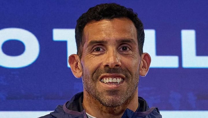 Así es la casa de Carlos Tévez: lago artificial, museo personal y metegol homenaje a Boca