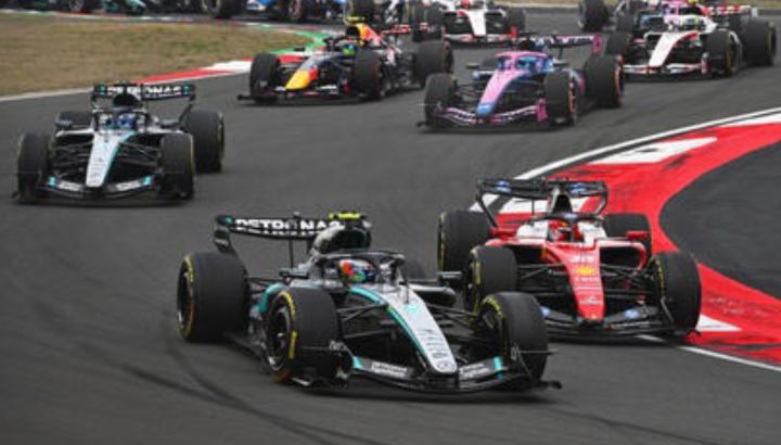 Colapinto sumó su primer punto en la temporada en una carrera llena de acción