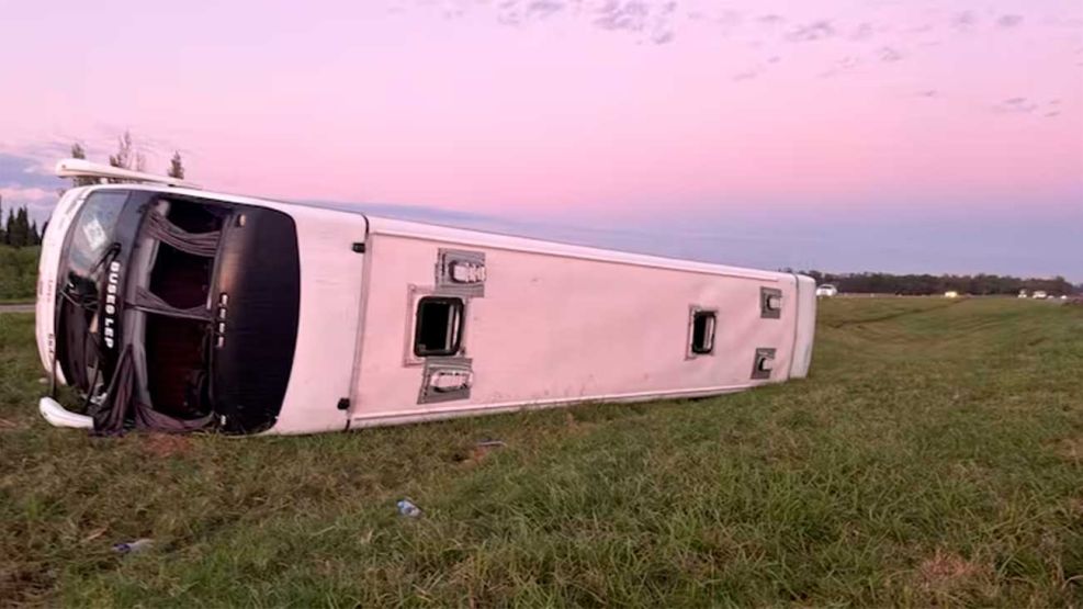 Accidente volcó un micro de larga distancia