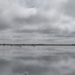 Quillalauquén reabrió el 8 de marzo en Laprida. Se trata de un espejo de agua muy cuidado y administrado por el Club de Pesca y Caza local.