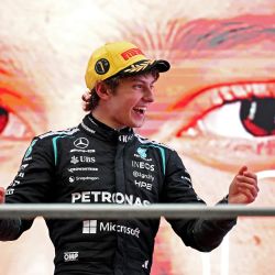 El piloto italiano de Mercedes, Kimi Antonelli, ganador de la carrera, celebra en el podio tras el Gran Premio de China de Fórmula 1 en el Circuito Internacional de Shanghái. | Foto:Greg Baker / AFP