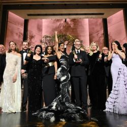 Esta fotografía, cortesía de la Academia de Artes y Ciencias Cinematográficas (AMPAS), muestra al elenco y al equipo de "One Battle After Another" celebrando su Óscar a la Mejor Película al finalizar la 98.ª edición de los Premios Óscar en el Dolby Theatre de Hollywood, California. | Foto:Richard Harbaugh / The Academy / AFP