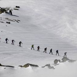 Esquiadores compiten durante la tercera etapa de la 40ª edición de la carrera de esquí de montaña Pierra Menta en Areches-Beaufort. | Foto:ARNAUD FINISTRE / AFP