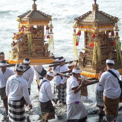 Imagen de personas participando en la ceremonia Melasti, en la regencia de Gianyar, en Bali, Indonesia. Devotos hindúes en Indonesia llevaron a cabo la ceremonia Melasti, previo a celebrar el Día Nyepi, el Día Balinés del Silencio. De acuerdo con el calendario balinés, el Día Nyepi es un día santo que da la bienvenida al Año Nuevo hindú.  | Foto:Xinhua/Lana Prima