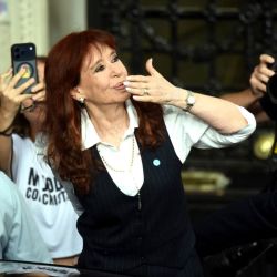 La expresidenta argentina (2007-2015), Cristina Kirchner, saluda al llegar a su domicilio en Buenos Aires tras ser interrogada en el juzgado Comodoro Py. Cristina Kirchner, condenada a seis años de prisión por corrupción, compareció ante el tribunal en relación con otro caso en el que se la acusa de formar parte de una presunta red de sobornos que involucraba a políticos y empresarios en la década de 2000. | Foto:Pablo Cuarterolo