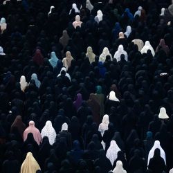 Mujeres rezan en la Gran Mezquita Sheikh Zayed de Abu Dabi en la madrugada del 16 de marzo de 2026, durante Laylat al-Qadr (Noche del Destino), una de las noches más sagradas del mes de Ramadán. | Foto:Ryan Lim / AFP