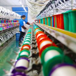 Un trabajador labora en el taller de una empresa de seda en una zona de alta tecnología, en el distrito de Qianjiang de Chongqing, en el suroeste de China. El valor agregado de la producción industrial de China, un importante indicador económico, registró un aumento interanual del 6,3 por ciento en los primeros dos meses de 2026, según datos publicados por el Buró Nacional de Estadísticas. | Foto:Xinhua/Yang Min