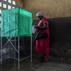 Un votante entra en una cabina de votación en un colegio electoral de Brazzaville, durante las elecciones presidenciales de la República del Congo. | Foto:DANIEL BELOUMOU OLOMO / AFP