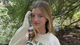 Allegra Cubero impone la tendencia del denim estampado para un look rockero y cómodo