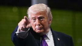 El presidente estadounidense Donald Trump señala mientras habla en Verst Logistics en Hebron, Kentucky.