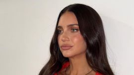 Desde Francia, Zaira Nara reversionó el clásico conjunto sastrero con detalles lenceros y marcó la tendencia