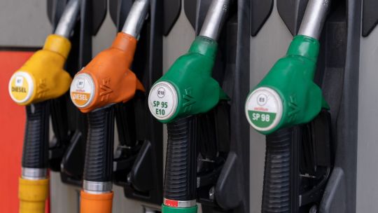 El petróleo supera los u$s85 por la escalada entre Estados Unidos e Irán, pero proyectan que podría llegar u$s 110 a fin de año