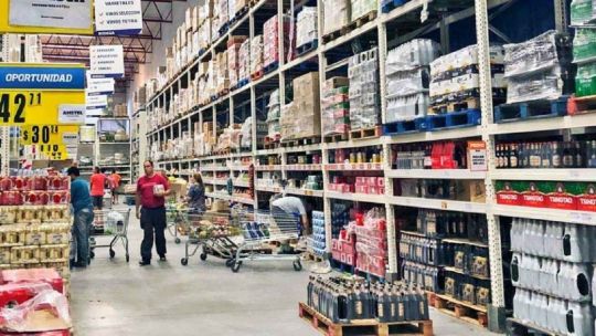 Las ventas en mayoristas y supermercados volvieron a caer en marzo, según el INDEC