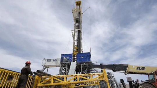 Vaca Muerta impulsa un récord histórico en producción de petróleo