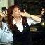 Fotogaleria La expresidenta argentina (2007-2015), Cristina Kirchner, saluda al llegar a su domicilio en Buenos Aires tras ser interrogada en el juzgado Comodoro Py